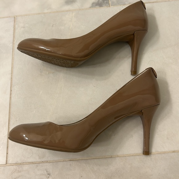 Michael Kors Tan Pump, Size 7 1/2 - Picture 3 of 12